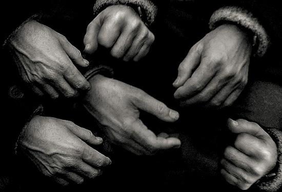 author : paulo rodrigues                    title: Full of Hands