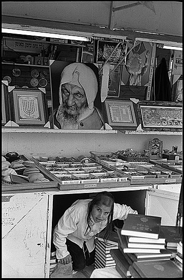 autor: Patrick Tombelle
título: Jewish religious book stall, Safet