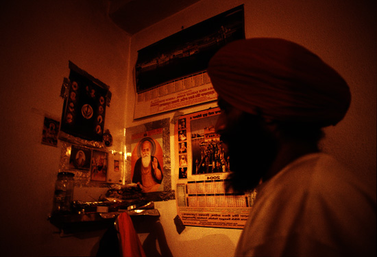 author : Rui Mira                    title: Singh em casa no final de Domingo