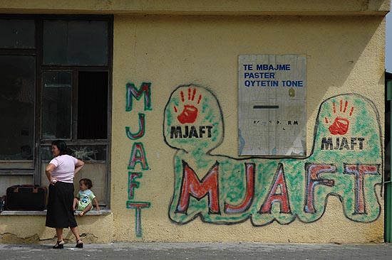 autor: Yves Rousselet
título: Mjaft est une association dont le nom veut dire STOP
